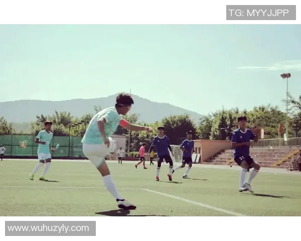 3号球衣足球明星背影展现的激情与梦想之旅